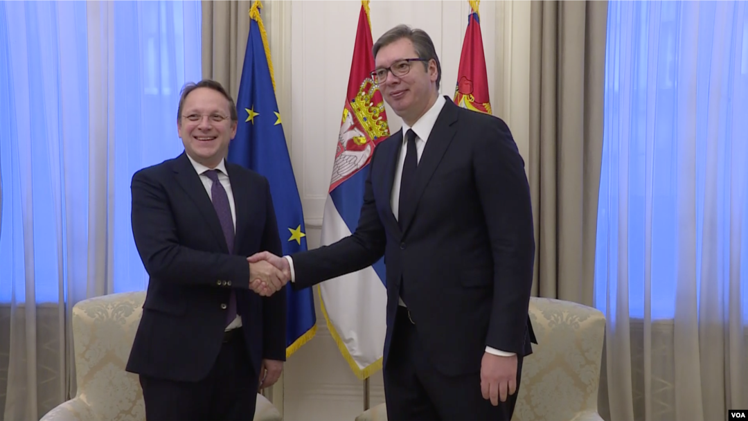 ARHIVA - Oliver Varhelji, komesar za susedsku politiku i proširenje Evropske unije tokom susreta sa predsednikom Srbije Aleksandrom Vučićem u Beogradu