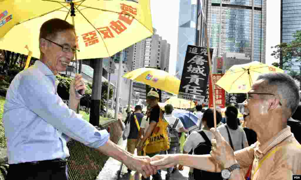 香港民主黨創黨主席李柱銘參與六四遊行，與市民握手。（美國之音湯惠芸攝）