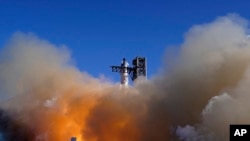 Roket raksasa SpaceX, Starship, diluncurkan untuk uji terbang dari Starbase di Boca Chica, Texas, Kamis, 16 Januari 2025. (Foto: AP)