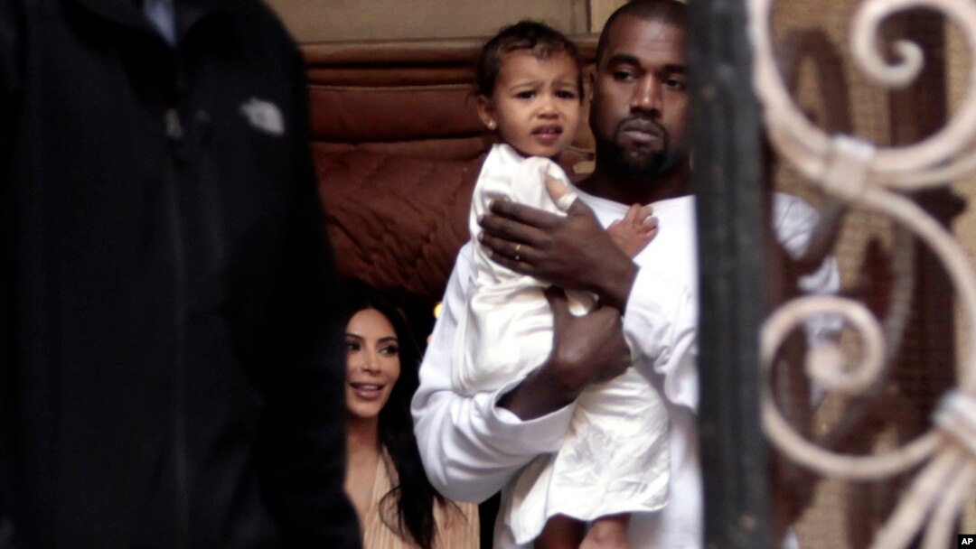 Kim Kardashian, dan suaminya Kanye West dan putri mereka North West, di dalam Katedral Armenia St. James di Yerusalem (13/4).