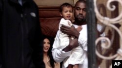 Kim Kardashian, dan suaminya Kanye West dan putri mereka North West, di dalam Katedral Armenia St. James di Yerusalem (13/4).