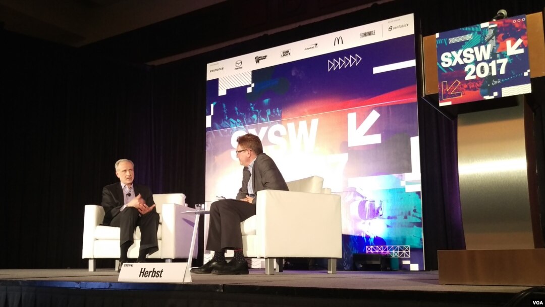 Penasihat Umum FBI James Baker (kiri) diwawancara oleh CEO Newseum Jeffrey Herbst dalam Konferensi dan Festival South by Southwest (SXSW) di Austin, Texas. (T. Trinh/Facebook)