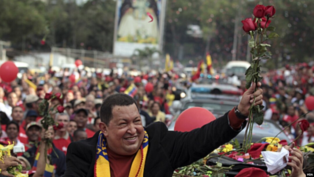 Presiden Venezuela Hugo Chavez diantar oleh para pendukungnya dalam perjalanan menuju bandara Caracas (24/2) untuk berangkat ke Havana.