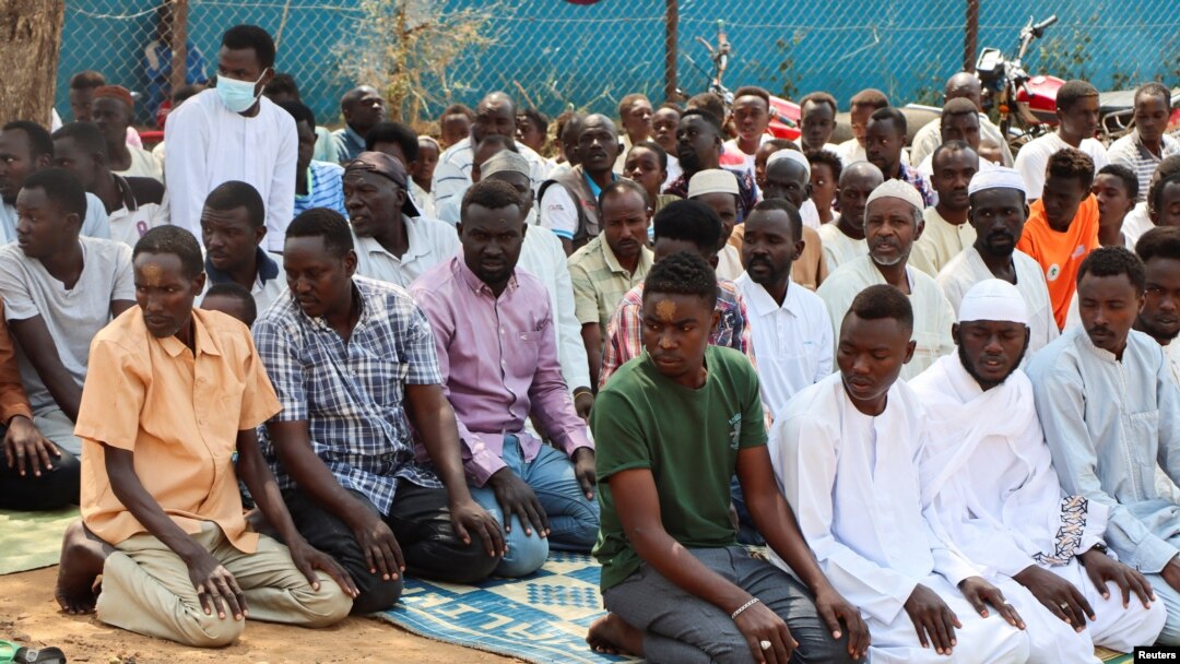 Pengungsi Sudan melakukan salat Jumat di kamp Pengungsi Gorom, 26 Januari 2024. 