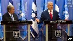 Le secrétaire général des Nations unies, Antonio Guterres, à gauche, et le Premier ministre israélien, Benjamin Netanyahu, tiennent une conférence de presse à Jérusalem, le 28 août 2017.