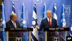 PM Benjamin Netanyahu (kanan), dan Sekjen PBB Antonio Guterres menghadiri sebuah konferensi pers di Kantor Perdana Menteri di Yerusalem, Senin, 27 Agustus 2017. (Heidi Levine, Pool via AP)