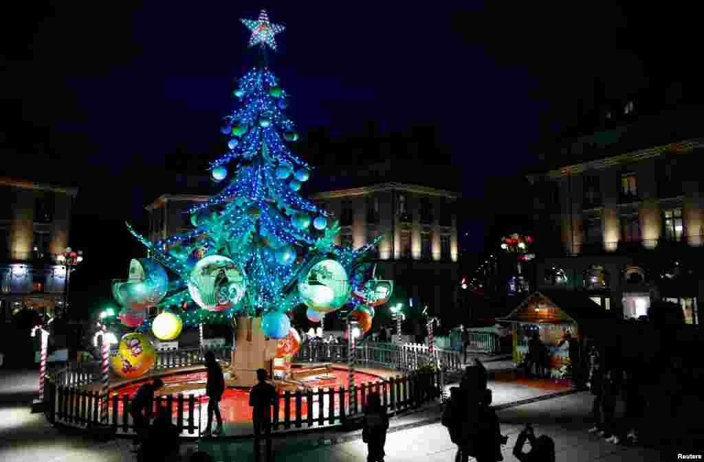 Pohon Natal berbentuk komidi putar di Graslin, Nantes, Perancis, 20 Desember 2018.