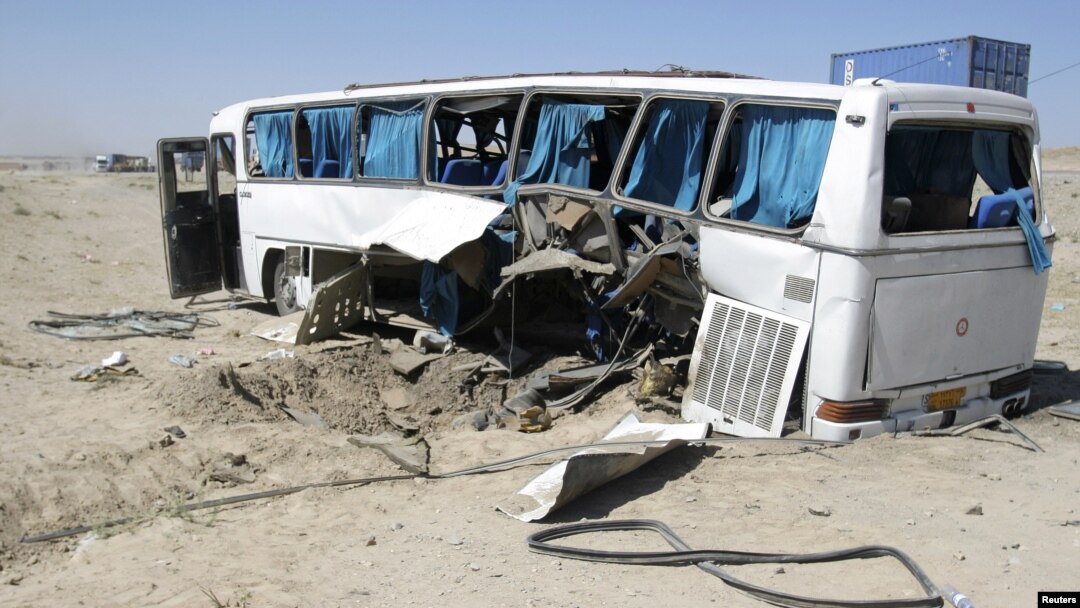 Bus naas yang hancur setelah melindas bom pingir jalan di Ghazni (1/7). Lima penumpang dikabarkan tewas dan 11 lainnya luka-luka dalam musibah ini.