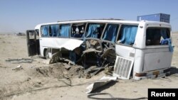 Warga sipil Afghanistan terus menjadi korban kekerasan, seperti bus penumpang yang hancur akibat bom pinggir jalan di provinsi Ghazni tahun lalu (foto: dok). 