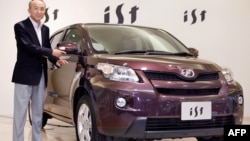 Katsuaki Watanabe, le géant japonais de l'automobile, présente la Toyota "ist" lors d'une conférence de presse au showroom de Tokyo, le 30 juillet 2007.