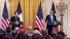 El presidente de Francia, Emmanuel Macron (izquierda) y el presidente de Estados Unidos, Donald Trump (derecha), hablan a los medios de comunicación tras su reunión en la Casa Blanca el 24 de febrero de 2025.