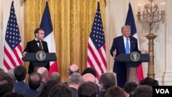 El presidente de Francia, Emmanuel Macron (izquierda) y el presidente de Estados Unidos, Donald Trump (derecha), hablan a los medios de comunicación tras su reunión en la Casa Blanca el 24 de febrero de 2025.