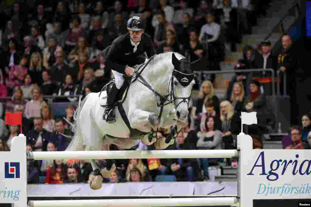 Marcus Ehning da Alemanha montando o seu cavalo Cornado na final do concurso de obstaculos em Gotenburgo, na Suécuia.