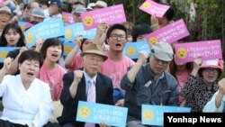 24일 한국 서울 세종로 정부청사 앞에서 한국진보연대 주최로 열린 6.15 남북공동행사 보장 및 5.24 조치 해제 촉구를 위한 국민대회 참가자들이 정부의 대북 정책 변화를 촉구하는 구호를 외치고 있다.