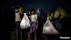 FILE PHOTO: Rohingya refugees continue their journey after crossing the Myanmar-Bangladesh border in Palong Khali, Bangladesh, November 1, 2017. REUTERS/Hannah McKay/File Photo FROM THE FILES - 3RD ANNIVERSARY OF ROHINGYA MUSLIM EXODUS FROM MYANMAR