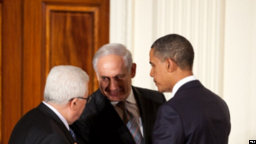 Perundingan Presiden Mahmoud Abbas (kiri) dan PM Benjamin Netanyahu (tengah) yang diprakarsai AS macet karena Israel melanjutkan pembangunan permukiman di Tepi Barat.