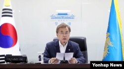 북한이 미사일을 발사한 8일 청와대 위기관리센터에서 국가안전보장회의(NSC) 전체회의를 소집한 문재인 한국 대통령이 발언하고 있다. 