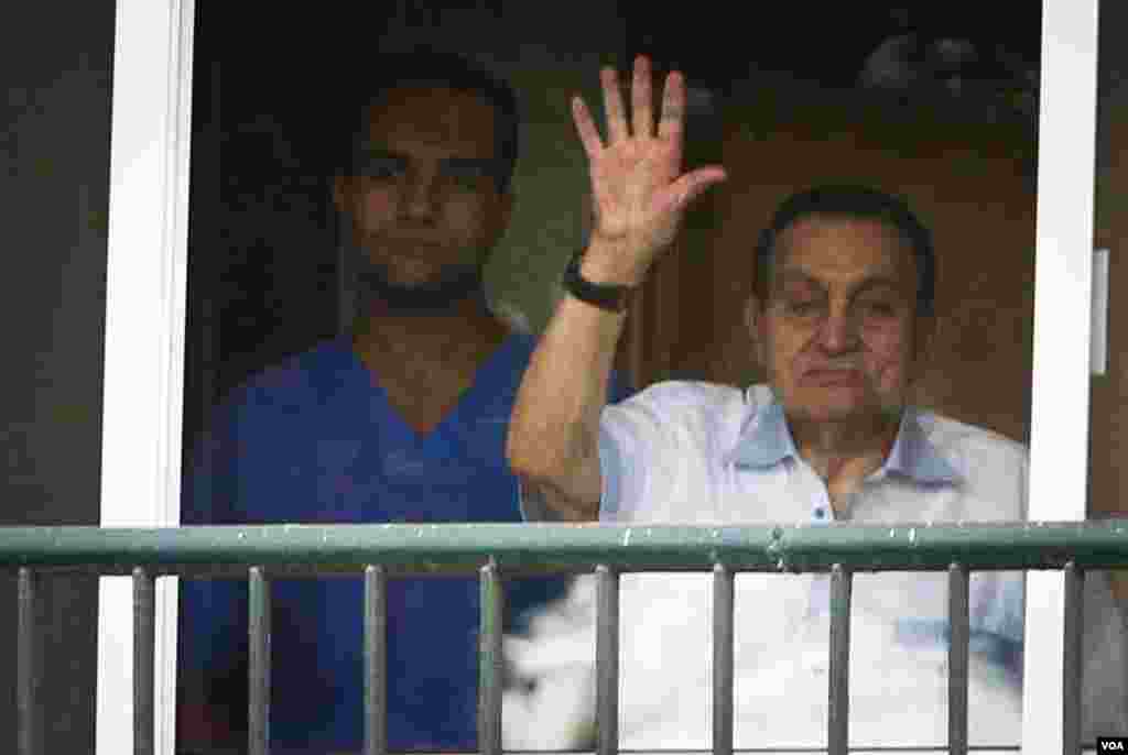 Mubarak waves at his supporters from a window at Maadi Military hospital on Egypt&#39;s national day in 2015. (Photo: Hamada Elrasam / VOA) 