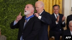 El chef y hostelero hispanoamericano José Andrés recibe la Medalla de la Libertad del presidente de los Estados Unidos, Joe Biden, durante una ceremonia en la Casa Blanca en Washington, DC, el 4 de enero de 2025.