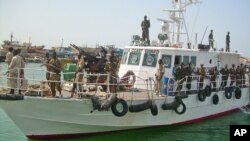 Pasukan penjaga pantai Somalia siaga di kawasan lepas pantai Puntland, Somalia (foto: dok). 