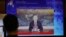 屏幕显示中国国家主席习近平在2020年虚拟APEC 对话期间在马来西亚吉隆坡的指挥中心讲话的画面。