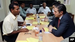 U.N. Assistant Secretary-General for Political Affairs Oscar Fernandez-Taranco (R) talks to ousted Maldivian president Mohamed Nasheed (L) on the country's current situation at Nasheed's private residence in Male February 10, 2012