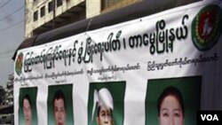 Miembros del partido de Unión Solidaria tienen un vehiculo lleno de pancartas con sus candidatos, Yangon, Myanmar.