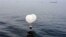 Sebuah balon yang membawa berbagai benda termasuk sampah, yang diyakini dikirim oleh Korea Utara, terlihat di laut lepas Incheon, Korea Selatan, 9 Juni 2024. (Foto: Yonhap via REUTERS)