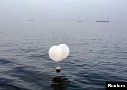 Balon yang membawa berbagai benda termasuk sampah, diyakini dikirim oleh Korea Utara, di laut lepas pantai Incheon. (Foto: via Reuters)