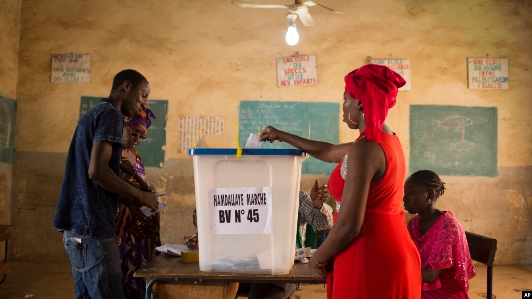 Seorang perempuan memasukkan surat suara dalam pemilu di Bamako Mali (foto: dok). 