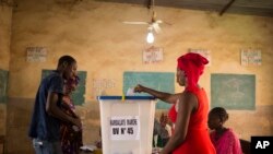 FILE - A woman casts her ballot during the Presidential second round election in Bamako, Mali, Aug 12, 2018. 
