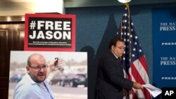 El periodista del Washington Post, Jason Rezaian, hace parte de las cuatro personas liberadas. Rezaian fue retenido en 2014 y condenado por Irán por supuesto espionaje.