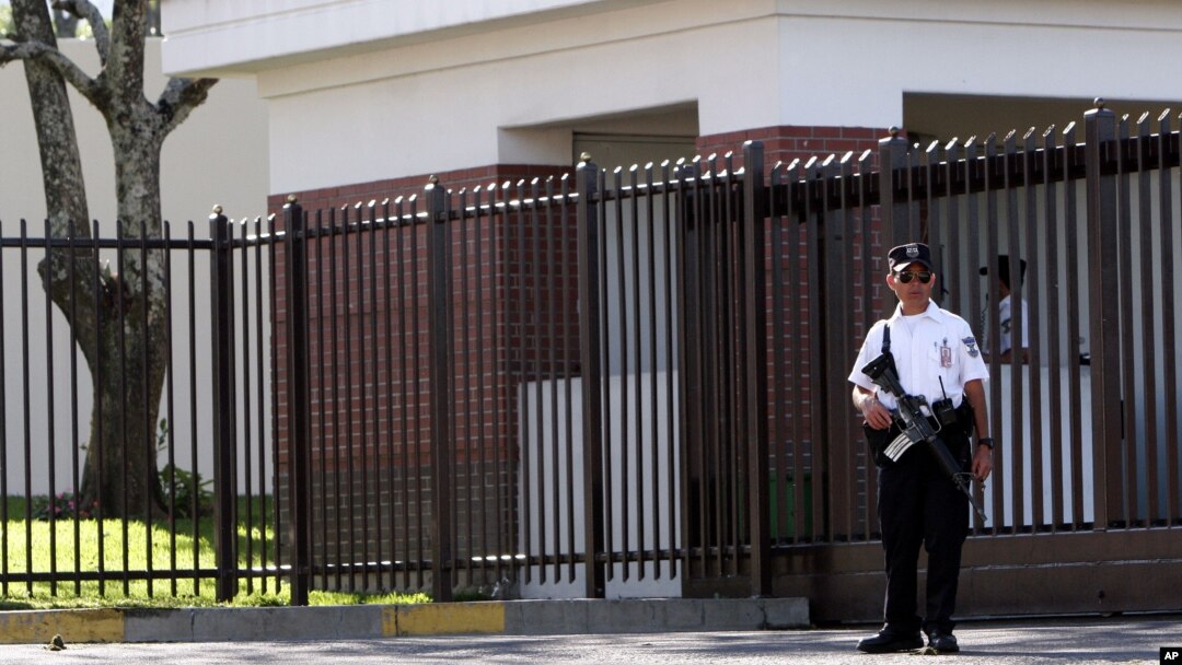 Un policía salvadoreño hace guardia frente a la principal entrada de la embajada de EE.UU. en San Salvador, El Salvador.