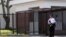 Un policía salvadoreño realiza guardia frente a la embajada de EE.UU. en San Salvador.