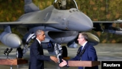 Presiden AS Barack Obama (kiri) dan Presiden Polandia Bronislaw Komorowski saat penyambutan di bandara Chopin, Warsawa dengan pesawat F-16 di latar belakang (3/6).