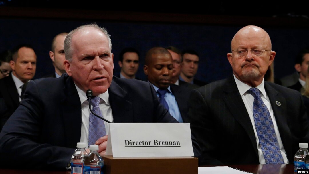 Direktur Badan Intelijen Nasional AS James Clapper (kanan) mendengarkan keterangan dari Direktur CIA John Brennan (kiri) saat menyampaikan penjelasan di hadapan Komite Intelijen DPR Amerika di Washington (4/3). 