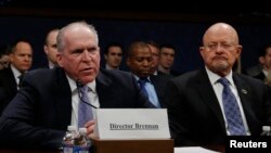 Direktur Badan Intelijen Nasional AS James Clapper (kanan) mendengarkan keterangan dari Direktur CIA John Brennan (kiri) saat menyampaikan penjelasan di hadapan Komite Intelijen DPR Amerika di Washington (4/3). 