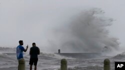 হারিকেন আইডার প্রভাবে নিউ অর্লিন্সের পন্টচারট্রেন লেকের প্রমত্তা ঢেউ 