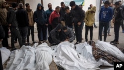 Palestinos muertos durante el conflicto entre Israel y Hamás, en el hospital de Rafah, en el sur de la Franja de Gaza, el 21 de diciembre de 2023. [Foto: AP]