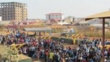 غیرنظامیان خود را به کمپ پناهندگان در مجاورت فرودگاه بین المللی جوبا رساندند. 