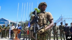 Un policía keniano, parte de una fuerza multinacional respaldada por la ONU, hace guardia durante la bienvenida a agentes de las Bahamas en el Aeropuerto Internacional Toussaint Louverture en Puerto Príncipe, Haití, el 18 de octubre de 2024.