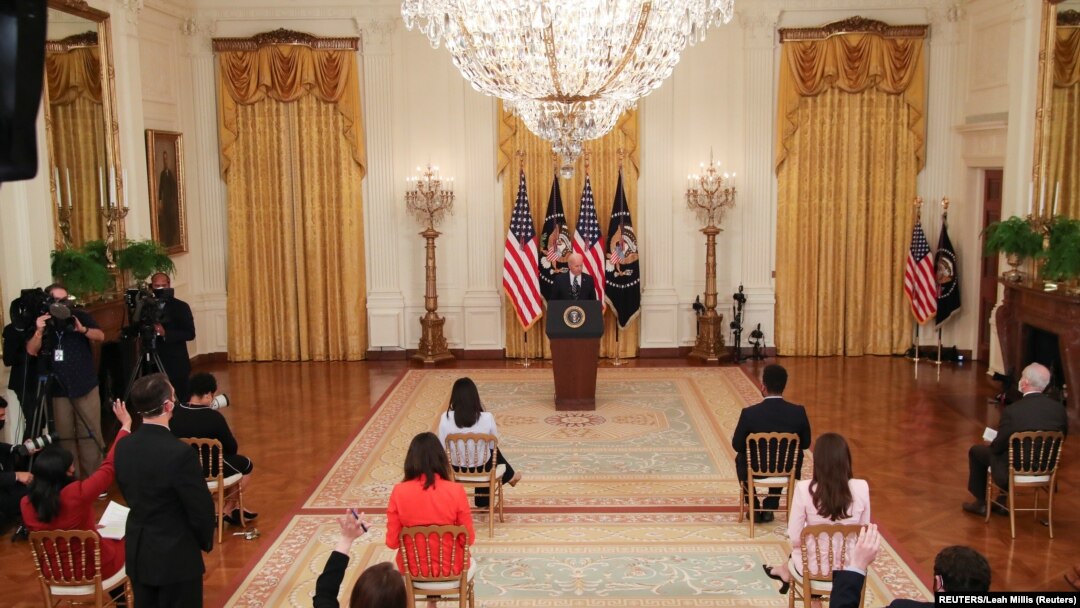 Presiden AS Joe Biden menggelar konferensi persnya yang pertama sejak dilantik sebagai presiden, di East Room, Gedung Putih, Washington, Kamis, 25 Maret 2021. (Foto: Leah Millis/Reuters)