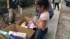 Regalan juguetes a niños en proceso de asilo y refugiados frente a oficina del ICE en Miami