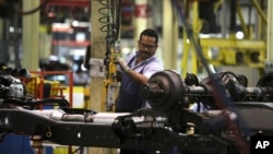 Un trabajador ensambla un automóvil en una planta venezolana.