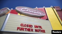 El cine New Beverly Cinema en Los Ángeles, California, con un letrero de "Cerrado hasta nuevo aviso" en medio de la pandemia de coronavirus.