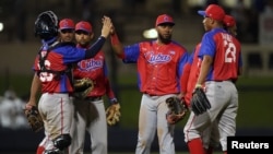 En esta imagen de junio de 2021 miembros del equipo Cuba de béisbol celabran una victoria ente Colmbia en torneo celebrado en Palm Beach, Florida, EE. UU.