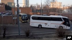 Autobuses que se cree llevan a diplomáticos estadounidenses expulsados de Rusia salen de la embajada de EE.UU. en Moscú el jueves, 5 de abril, de 2018.