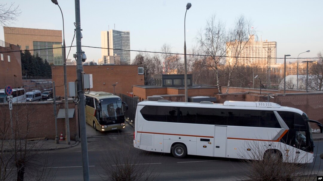 Ama Bus atwaye abadipolomate avuye kuri Ambasade y'Amerika i Moscou, Uburusiya, itariki 5/04/2018. 
