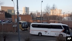Ama Bus atwaye abadipolomate avuye kuri Ambasade y'Amerika i Moscou, Uburusiya, itariki 5/04/2018. 