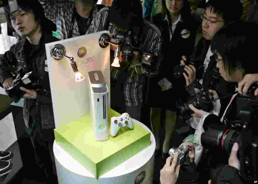 Para fotografer mengelilingi konsol dari permainan video generasi baru dan mesin hiburan XBox 360 dalam peluncuran di Tokyo, 13 Mei 2005.